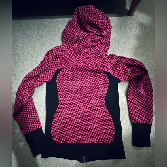 Lululemon older style scuba. Size 4 but fits more like a 2. EUC - Picture 4 of 6